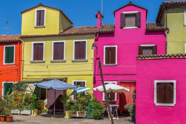 Burano, İtalya 'da renkli evler