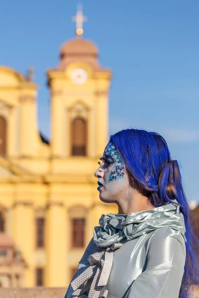 Estátua viva de uma mulher multicolor vestida — Fotografia de Stock