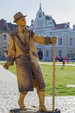 Yaşayan bir adam, altın heykeli giyinmiş