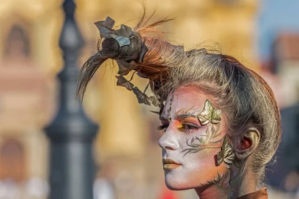 Estátua viva de uma mulher multicolor vestida — Fotografia de Stock