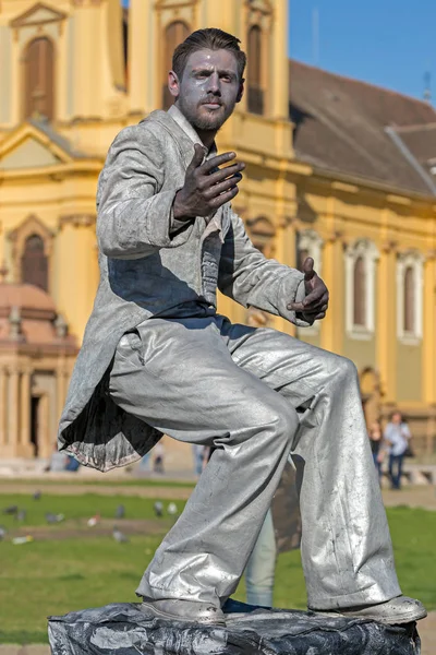 Estátua viva de um homem, prata vestida — Fotografia de Stock