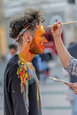 Bir adamın yüz ve vücut boyama