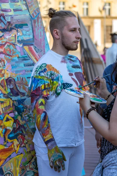 Pintura facial y corporal de un hombre — Foto de Stock