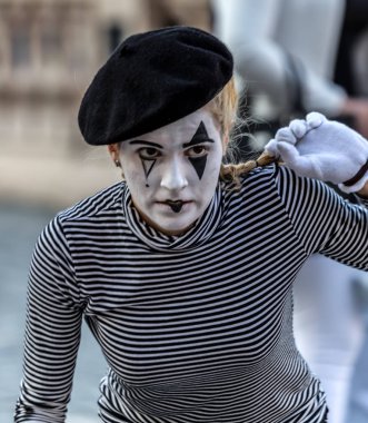 Pandomim kız boyalı yüzü ile