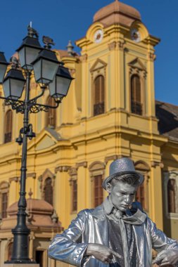 Giyinmiş bir adam, gümüş yaşam heykeli