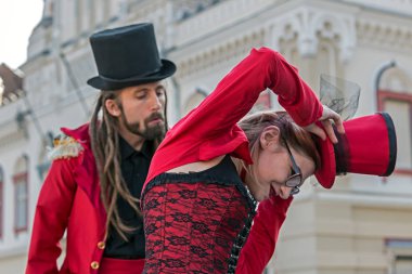 Dönem kostümler giymiş aktörler