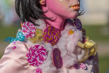 Çok renkli bir kadın heykelinin yaşayan tek ayrıntı giyinmiş