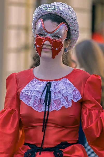 Frau in historischen Kostümen auf der Straße — Stockfoto