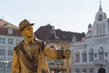 Yaşayan bir adam, altın heykeli giyinmiş