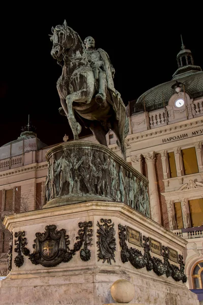 Photo de nuit sur la place de la République à Belgrade avec la statue du Pr — Photo