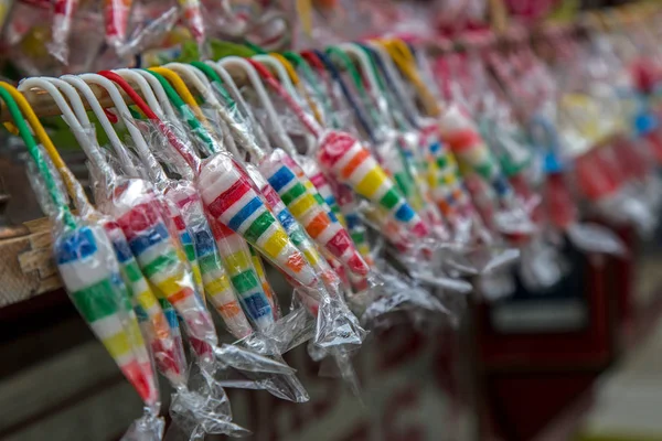 展出的许多五颜六色的棒棒糖 — 图库照片