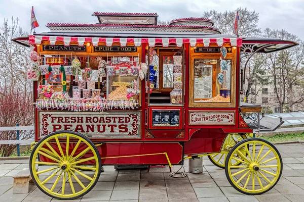 BELGRADA, SERBIA - 18 DE MARZO DE 2018: Carruaje divertido con muchas lollies coloridas — Foto de Stock