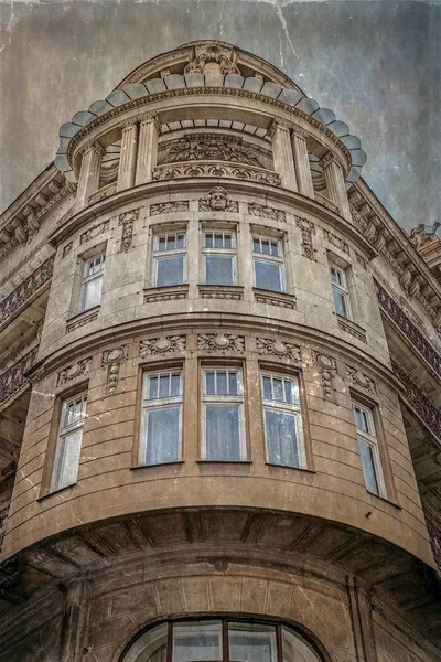 老照片与石立面古典建筑在贝尔格莱德，S — 图库照片