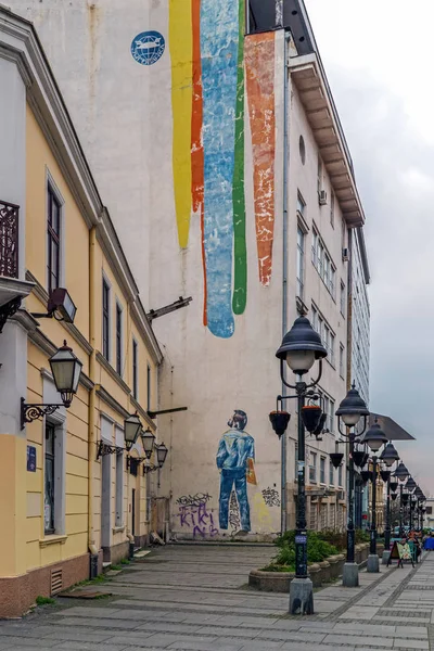 Bâtiment peint dans une rue piétonne du centre-ville de Belgrade . — Photo