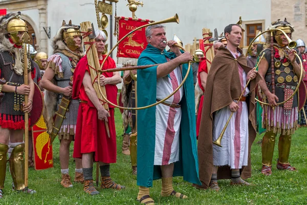 Soldados romanos em traje de batalha e musicantes — Fotografia de Stock