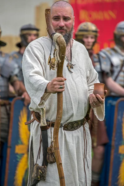 Prêtre dac montre les anciens costum et rituels — Photo