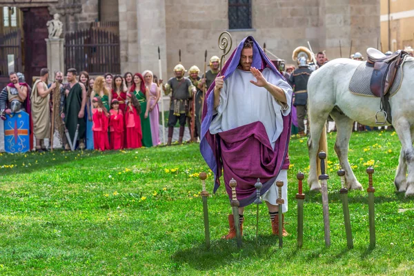 古代のコスチュームや儀式の祈りローマを司祭します。 — ストック写真