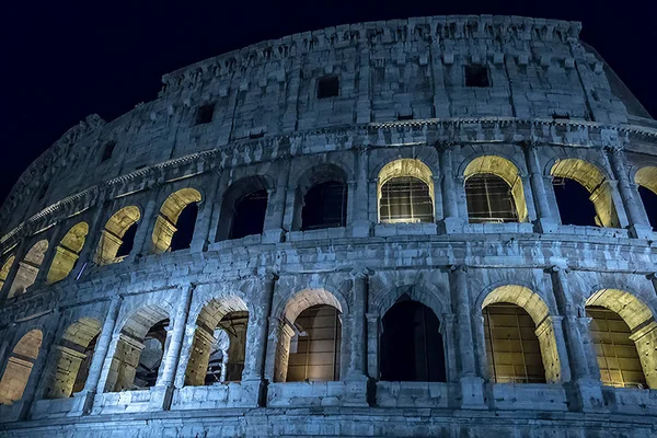 Fisheye vista noturna fora do Coliseu, Roma, Itália — Fotografia de Stock