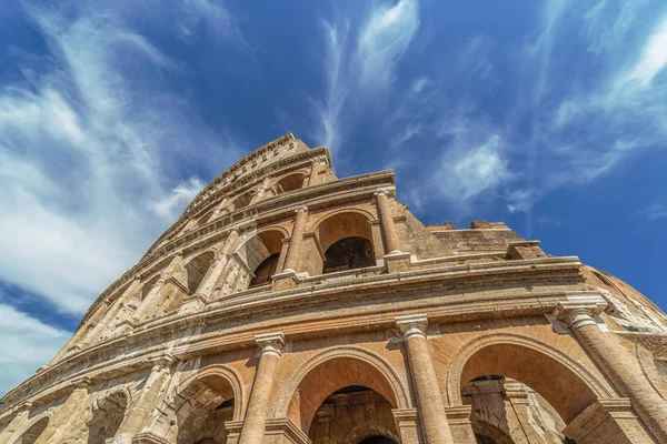 Fisheye uitzicht buiten het Colosseum, Rome, Italië — Stockfoto