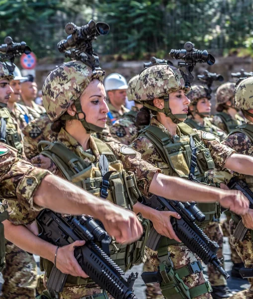 Az olasz nemzeti ünnep katonai parádé — Stock Fotó