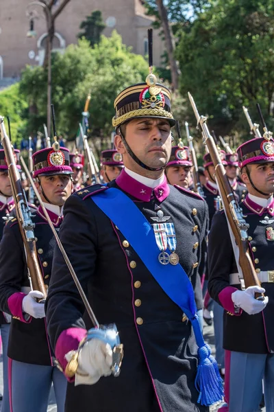 Militärparad på italienska nationaldag — Stockfoto