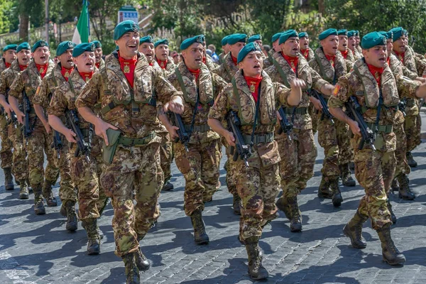 Desfile militar en el Día Nacional Italiano —  Fotos de Stock