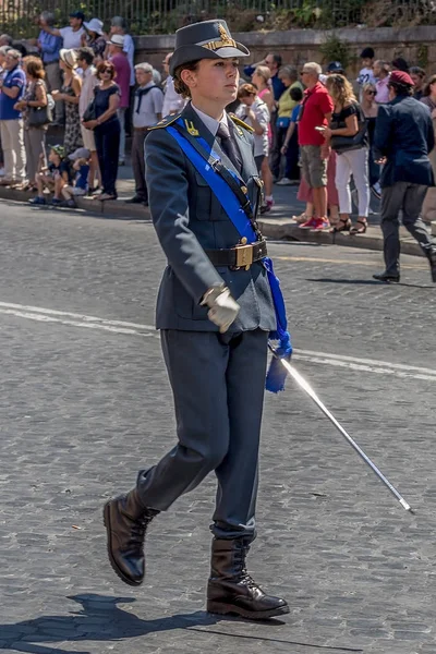 Militärparad på italienska nationaldag — Stockfoto