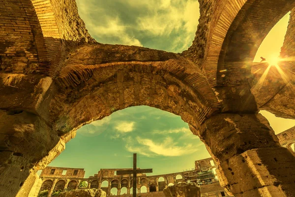 Zonsondergang en vis oog Kijk binnen het Colosseum — Stockfoto