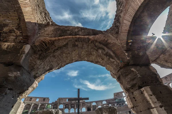 Zonneschijn en vis oog weergave binnen het Colosseum — Stockfoto