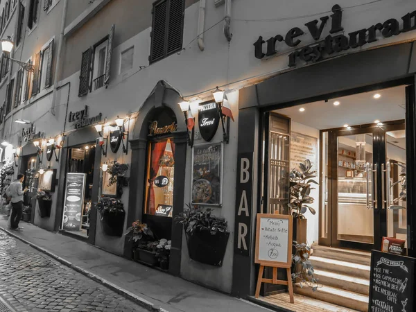 Bir küçük sokak restoranları ile siyah ve renkli görünüm ni üzerinde