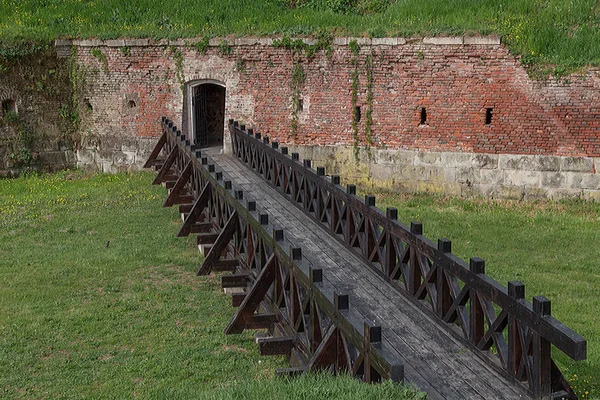 Bekijken van één brug voor enterance in middeleeuwse vesting van Alba Iulia — Stockfoto