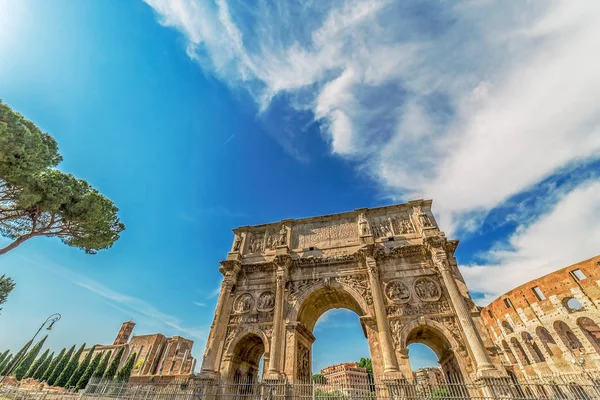 Arco de Constantino y Coliseo — Foto de Stock