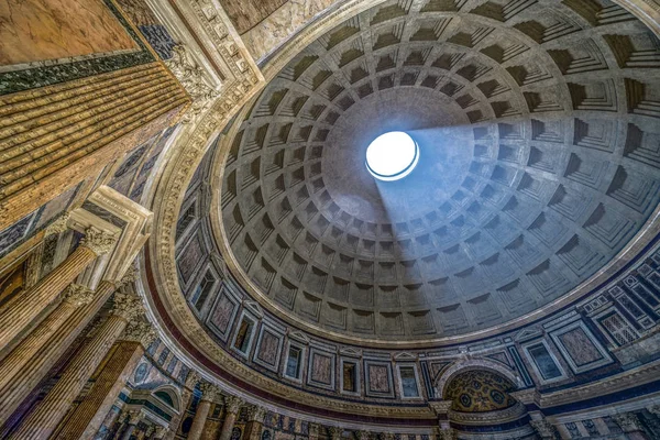 Intérieur du Panthéon de Rome avec le célèbre rayon de lumière — Photo