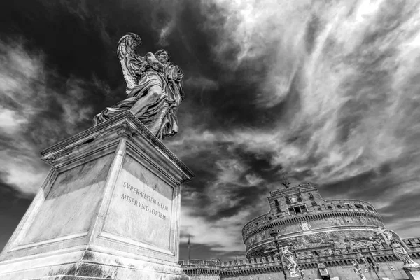 Foto en blanco y negro con estatua de Ángel de Ángeles Puente an —  Fotos de Stock