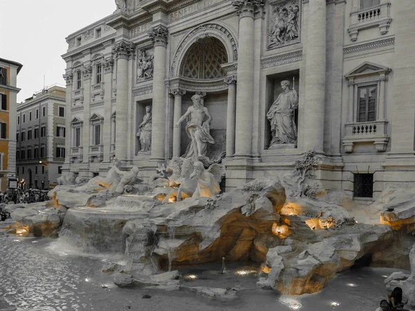 Ασπρόμαυρης και έγχρωμης φωτογραφίας με Φοντάνα ντι Τρέβι στη Ρώμη, Ιταλία — Φωτογραφία Αρχείου