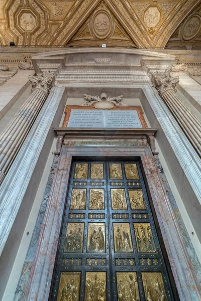 Slavný zdobené bronzové svaté dveře — Stock fotografie