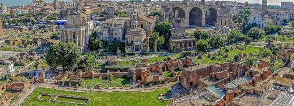 Panoramik Roma Forumu kalıntıları üzerinde — Stok fotoğraf