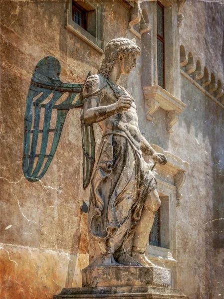 サン アンジェロ城の中の天使の像が古い写真 — ストック写真