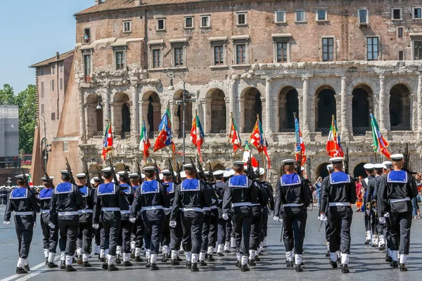 Bande di marinai truppe partecipanti alla parata militare di Ital — Foto Stock