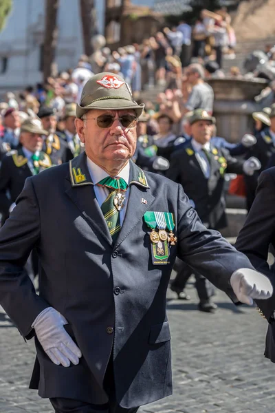 Un vétéran participe au défilé militaire de la fête nationale italienne — Photo