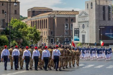 İtalyan Milli Günü askeri geçit töreni