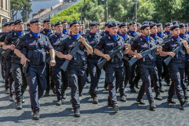 İtalyan Milli Günü askeri geçit töreni