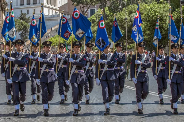 Στρατιωτική παρέλαση στην εθνική εορτή Ιταλίας — Φωτογραφία Αρχείου