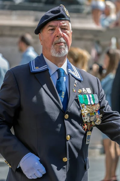 Ветеран, участвующий в военном параде Национального дня Италии — стоковое фото