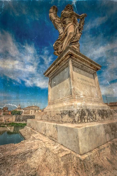 Foto velha com estátua de Agnel da ponte do anjo, na frente de — Fotografia de Stock
