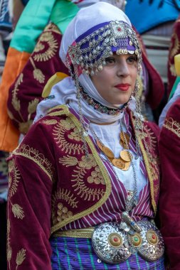 Türkiye'den genç dansçı kız geleneksel kostüm