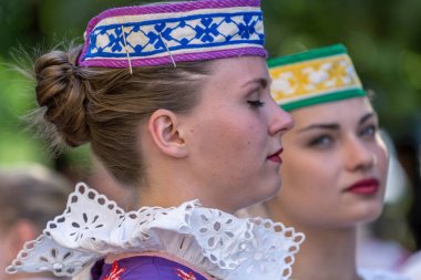 Beyaz Rusya genç dansçı kızlardan geleneksel kostüm