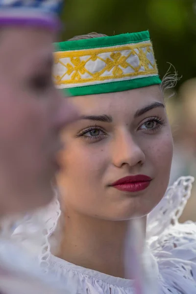Mladý tanečník dívky z Běloruska v tradičních lidových krojích — Stock fotografie
