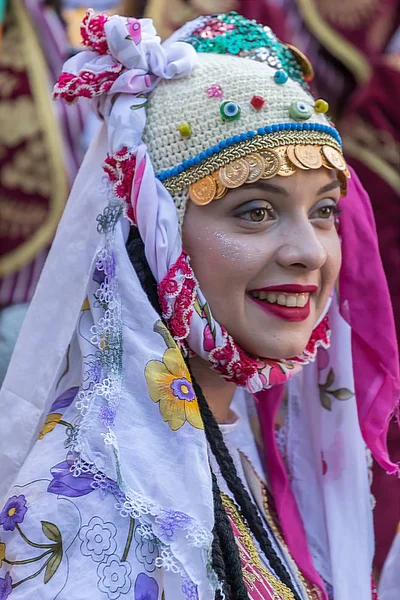 Holka mladá tanečnice z Turecka v tradičních lidových krojích — Stock fotografie
