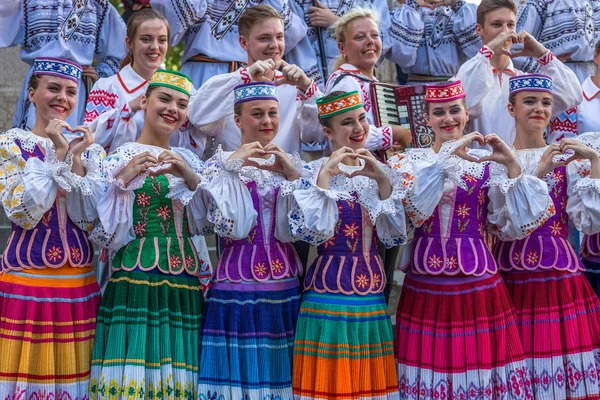 Fiatal táncosok Fehéroroszországból származó népviselet — Stock Fotó